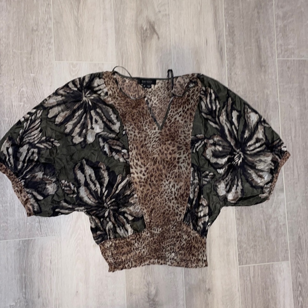 Karen Kane top medium